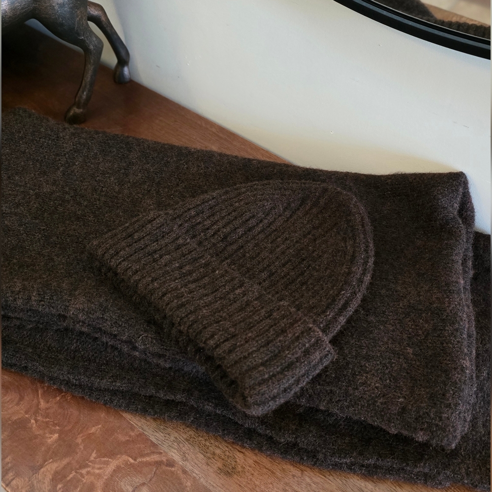 Lyla + Luxe 🇨🇦 - Winter Beanie & Scarf - Chocolate Brown